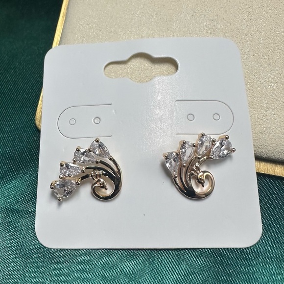 18K Gold CZ Cluster Stud Earrings | Peacock-Inspired Elegant Hypoallergenic NWT - Picture 13 of 16